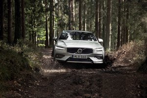 „Volvo“ pristatė išskirtinį atsaką miesto visureigiams: tinka ir bekelei
