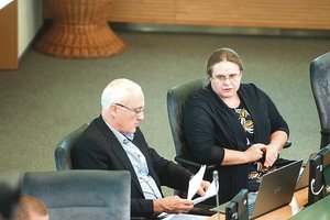 Prieštaringai vertinamas R. Karbauskio projektas palaimintas, pažadėjus postus ir gėrybes