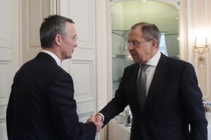 Jensas Stoltenbergas ir Sergejus Lavrovas aptarė karines pratybas ir situaciją Ukrainoje
