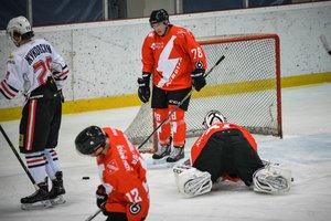 Ledo ritulininkai po taisyklių pakeitimų pratrūko: ledo ritulys tapo krepšiniu