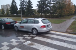 Tėvas prie mokyklos nori pasikviesti komisarą – nelaimė visai šalia