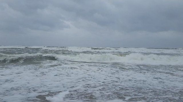 Nufilmavo, kaip atrodo stipraus vėjo talžomas Melnragės paplūdimys