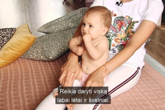 Paprasta mankšta kūdikiams, kuri juos paskatins greičiau ropoti ir vaikščioti