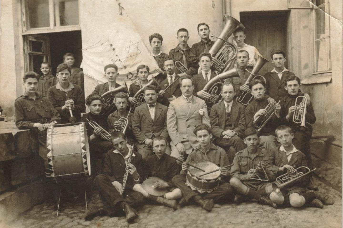 J.Epšteino žydų gimnazijos moksleivių pučiamųjų orkestras „Tarbut“ gimnazijos kieme Pylimo g. 4, 1925 m.<br>Valstybinio Vilniaus Gaono žydų muziejaus nuotr.