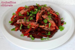 Silkės mėgėjams patiks: burokėlių salotos su silke ir marinuotais svogūnais