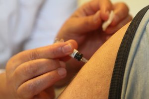 Pasklidus medikų įspėjimams apie gripo vakcinas – ministerijos pasipiktinimas