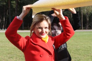 Keli šimtai socialinių darbuotojų Vingio parke sustojo į gyvą saulėgrąžą