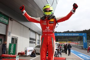 Mickas Schumacheris sukėlė tikrą audrą lenktynėse: varžovas rėžė kandžią pastabą