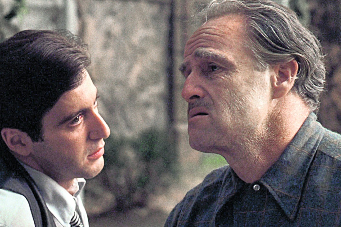 Kadras iš „Krikštatėvio“. Tėvas ir sūnus – Vitas ir Maiklas Korleonės (akt. M.Brando ir A.Pacino).