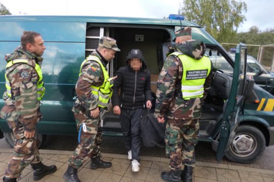 Kalvarijos pasieniečiams įkliuvęs latvis vežė keturis migrantus iš Vietnamo