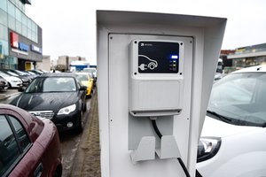 Elektromobilių bumas iki Lietuvos neatsirito – ieško priežasčių