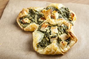 Sluoksniuotos tešlos pyragėliai su vištiena, sūriu ir špinatais