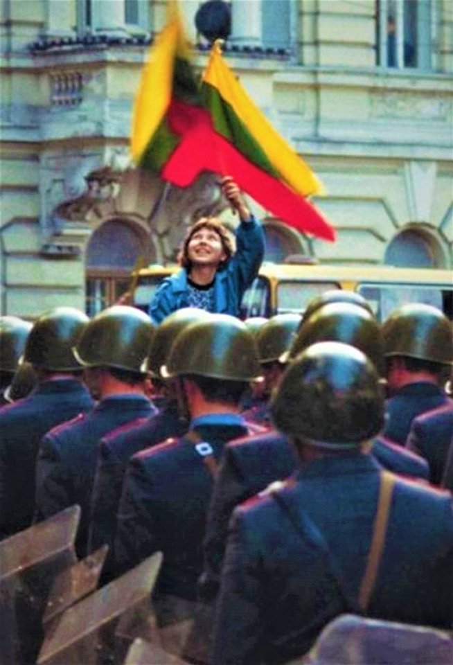 Lietuvos laisvės lygos 1988 m. rugsėjo 28 d. mitingo akimirka. Vilnius, Gedimino (dabar – Katedros) aikštė.<br> Z.Kazėno nuotr.