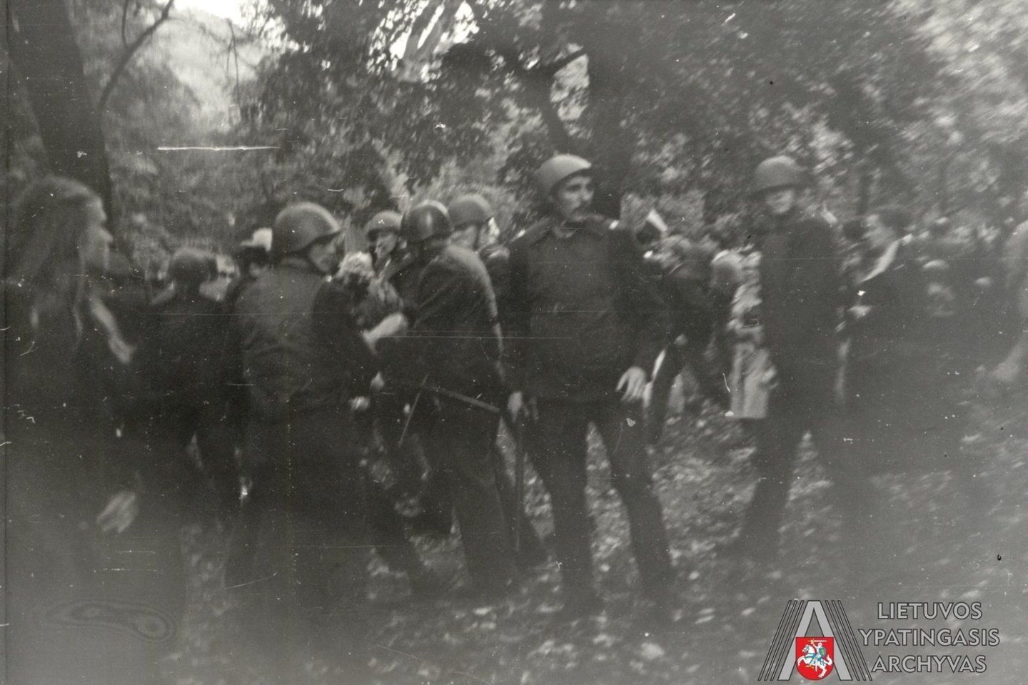 Lietuvos laisvės lygos 1988 m. rugsėjo 28 d. mitingą malšina milicijos ir SSRS vidaus kariuomenės dalinių pajėgos.