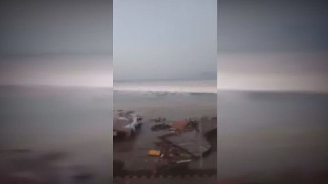 Po Indoneziją supurčiusių žemės drebėjimų salai smogė cunamis