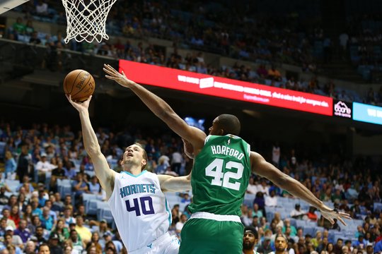 NBA ikisezoninę rungtynių seriją „Boston Celtics“ pradėjo pralaimėjimu Šarlotėje