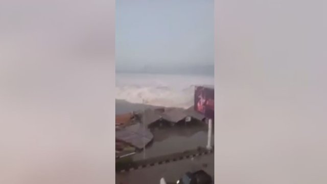 Nufilmavo momentą, kai Indonezijai smogė pražūtingas cunamis