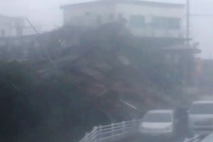 Japonijos Okinavos salą nusiaubė galingas taifūnas