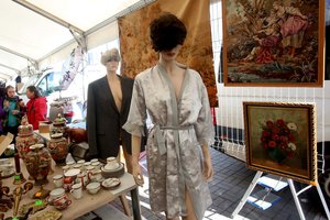 Kauno sendaikčių turguje pirkėjų dėmesys krypsta ir į apsinuoginusias gražuoles