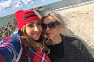 Sandra Žutautienė ir Gerda Žemaitė džiaugiasi vertingu radiniu pajūryje