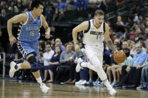 Luka Dončičius nenuvylė: solidžiai debiutavo vilkėdamas „Mavericks“ marškinėlius