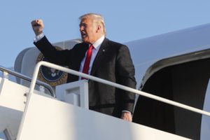 Donaldas Trumpas sako jiedu su Šiaurės Korėjos lyderiu yra „įsimylėję vienas kitą“