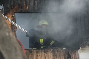 Stiprus vėjas Kaune gaisro ugnį nuo malkinės permetė ant ūkinio pastato, nukentėjo žmogus