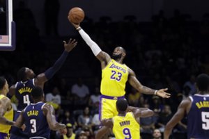 Pirmieji L. Jameso taškai nepadėjo: „Lakers“ pralaimėjo „Nuggets“ komandai