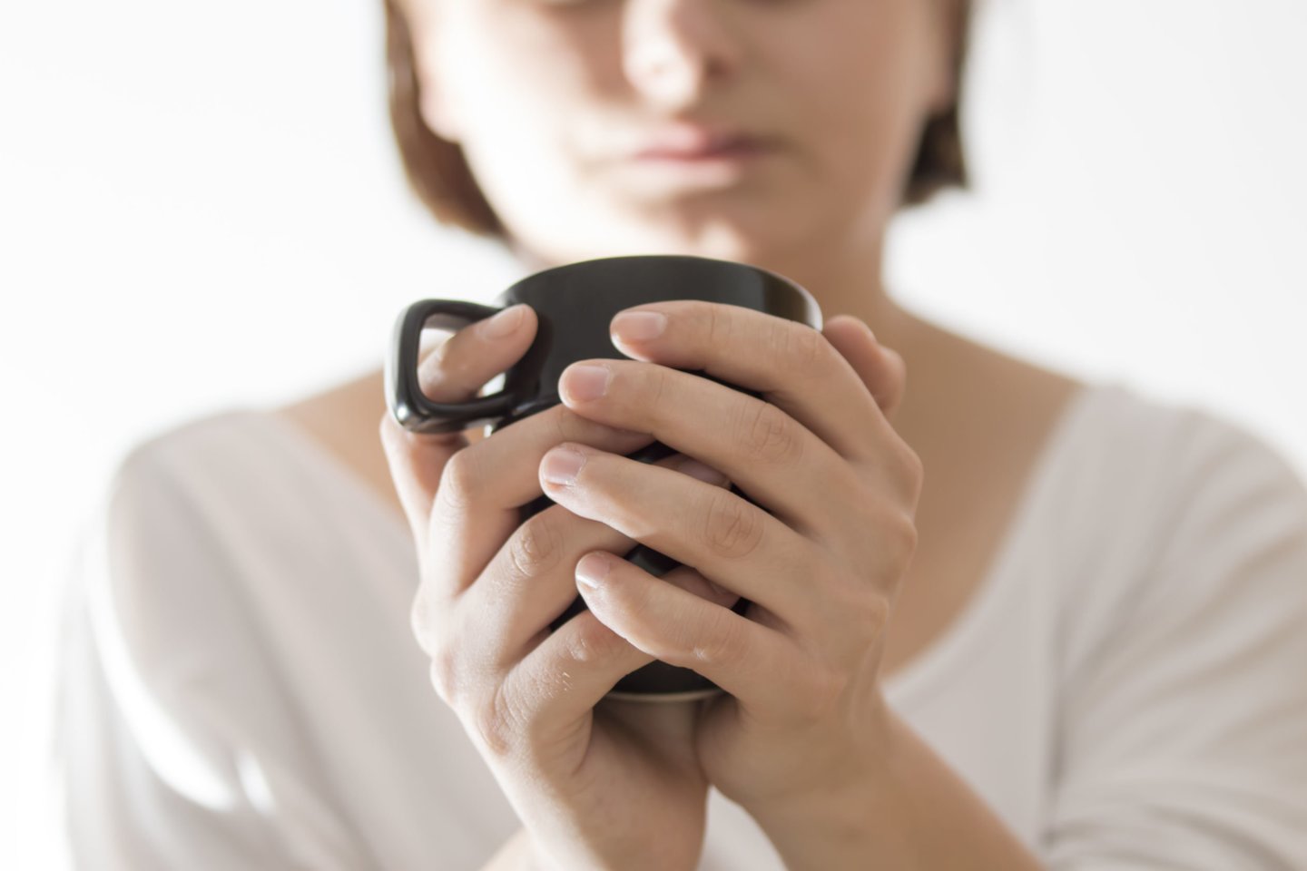  Vyresnio amžiaus žmonės yra jautresni kofeinui, taip pat pastebėta, kad moterys kofeinui jautresnės nei vyrai.<br> 123rf nuotr.