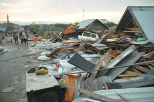 Indonezijoje po žemės drebėjimo iš trijų kalėjimų pabėgo šimtai nuteistųjų