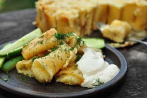 Rudeninis tortas arba grybais ir bulvių koše įdaryti makaronai