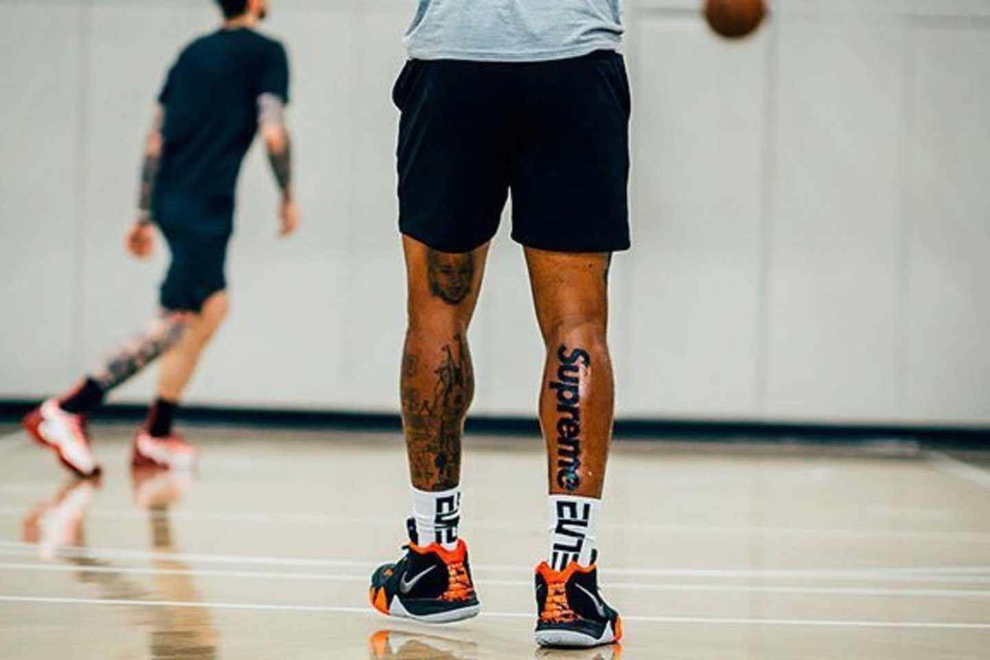  NBA žaidėjas J.R.Smithas sugalvojo išsitatuiruoti kompanijos pavadinimą ant kojos<br> Scanpix.com