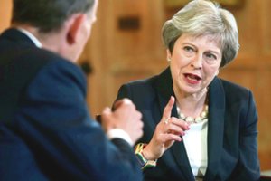 Jungtinės Karalystės premjerės partijos nariai kartu su ES atmeta jos planą dėl „Brexit“