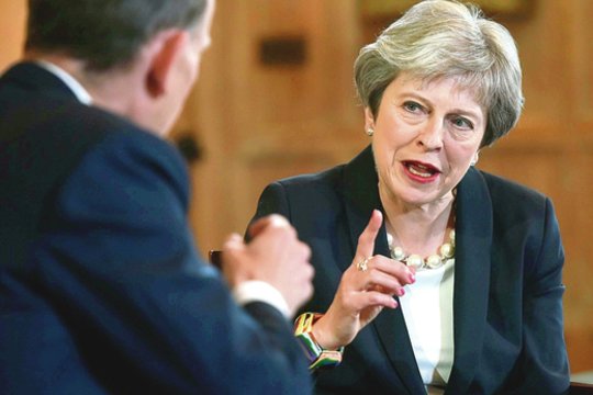 Jungtinės Karalystės premjerės partijos nariai kartu su ES atmeta jos planą dėl „Brexit“