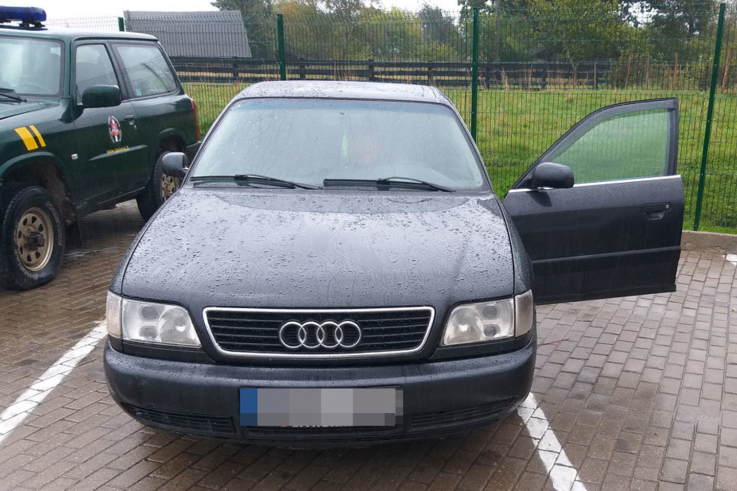 „Audi A6“ degalų bake pasieniečiai aptiko kontrabandos.