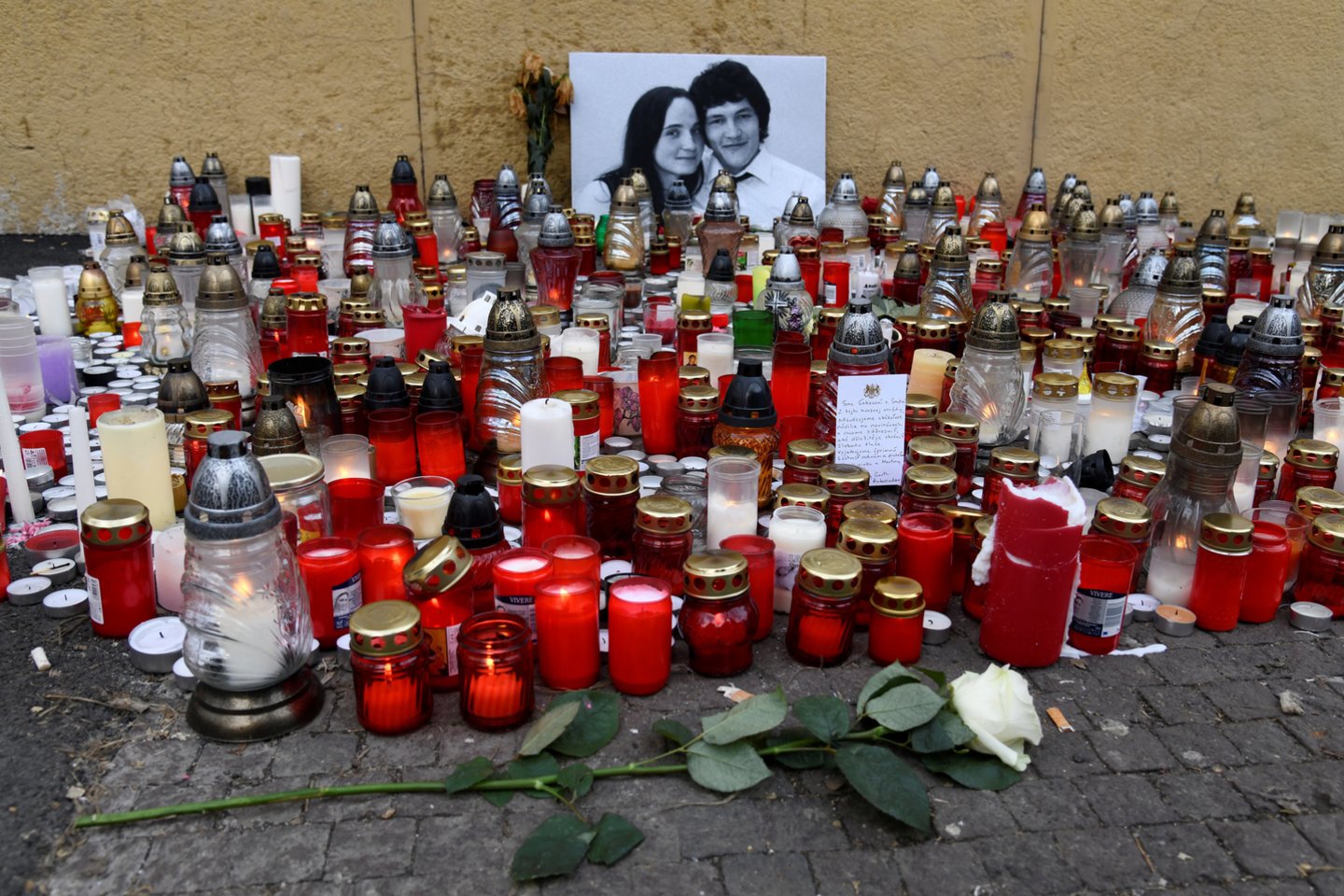 Galimą didelio masto vyriausybės korupciją ir įtariamus politikų ryšius su Italijos gangsteriais tyręs J. Kuciakas ir Martina Kušnirova praėjusį vasarį buvo rasti negyvi savo namuose. <br>Reuters/Scanpix nuotr.