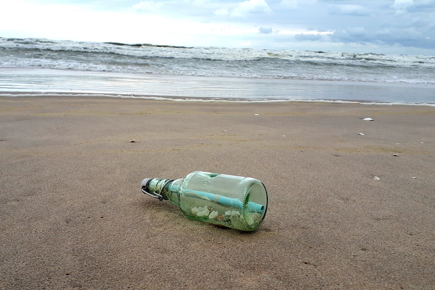  Poilsiautojas pasidalino su smagia žinute butelyje, kurį vanduo atplukdė iš paties Hamburgo.<br> Skaitytojo nuotr.