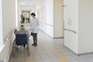 Eilės į slaugos namus gąsdina: po 10 metų padėtis bus tragiška