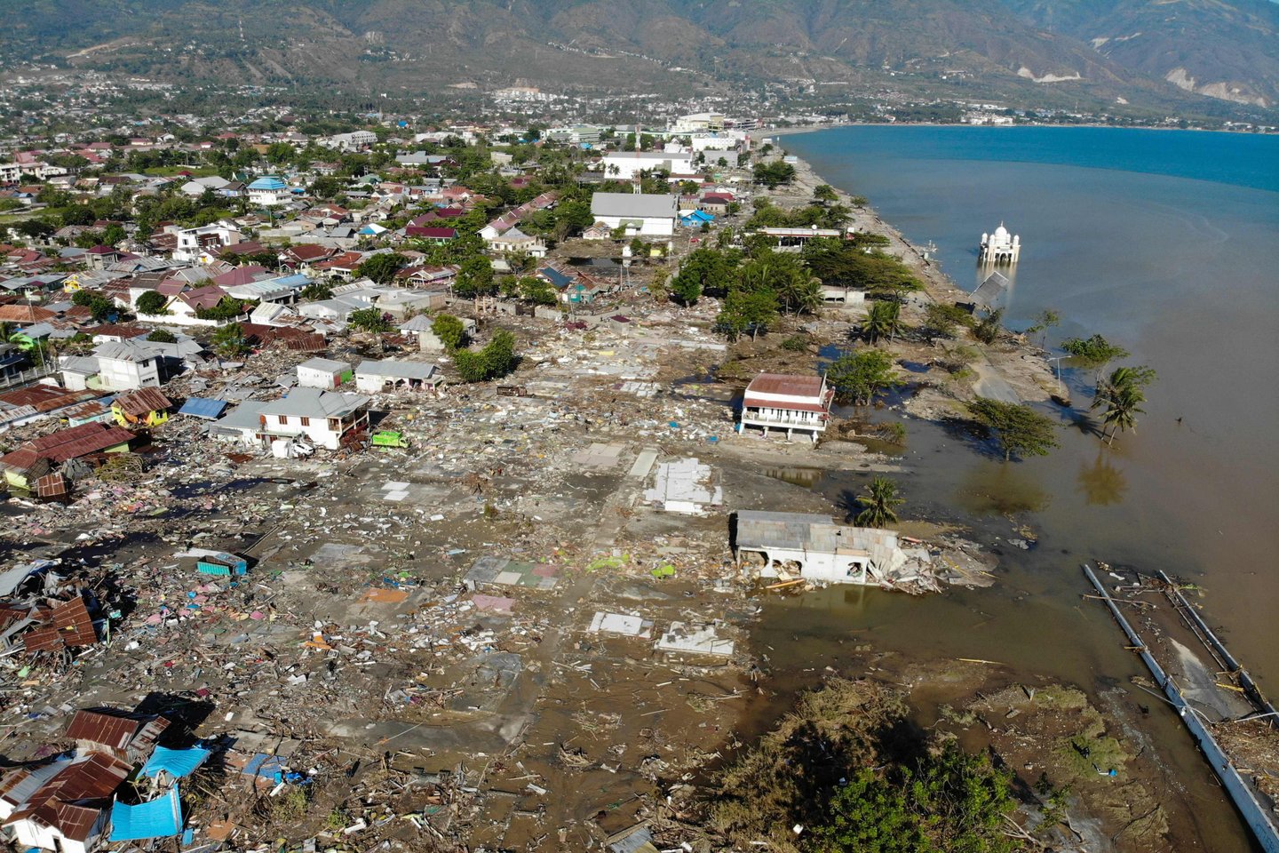 Rytų Indonezijoje du gana stiprūs žemės drebėjimai antradienį ryte įvyko vienas po kito netoli Sumbos salos pietinių krantų, pranešė JAV Geologijos tarnyba.