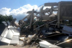 Indonezijoje aptikti per žemės drebėjimą žuvę 34 krikščionių religinės mokyklos mokiniai