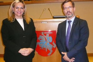 Europos kurčiųjų sąjunga siūlo gestų kalbas įteisinti valstybių konstitucijose