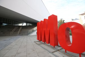 Kilstelėjo bene įspūdingiausio šių dienų Vilniaus statinio uždangą