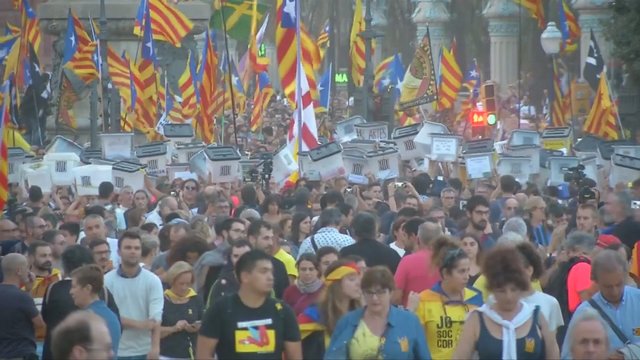 Barselonos gatves užtvindė protestuotojai apsiginklavę balsadėžėmis