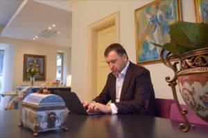 Į naujus namus įsikėlęs Antanas Guoga: „Nepavydėkite mano žmonai prabangos“