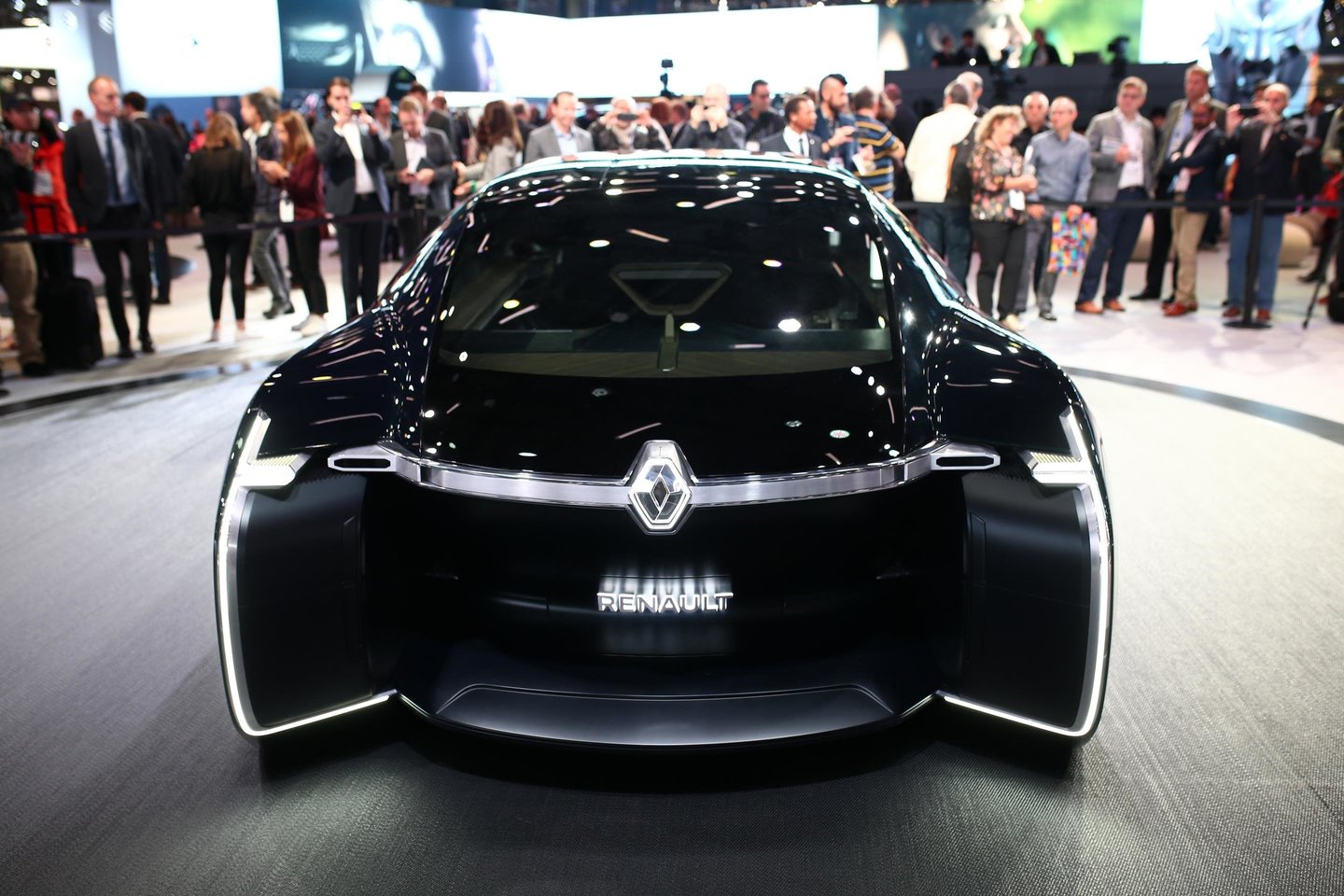  „Renault Ez-Ultimo“ koncepcinis autonominis automobilis.<br> newspress.co.uk nuotr.