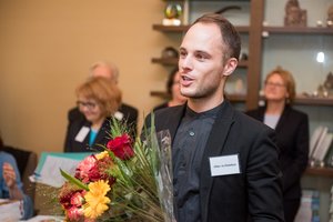 Mokiniai savo mokytojui dovanojo varną, kuriai skirta speciali misija 