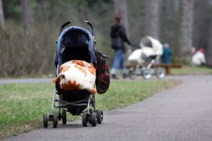 Iš kaunietės atimtas žindomas kūdikis: kas kaltas, kad išdraskė šeimą?