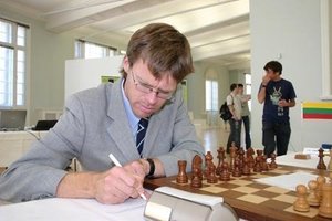 Lietuvos šachmatininkai olimpiadoje iškovojo pergalę, o moterys pralaimėjo