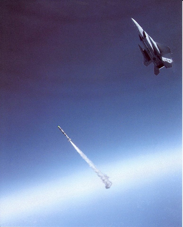  1985 metais buvo atliekami „ASM-135 ASAT“ raketos bandymai.<br> USAF nuotr.