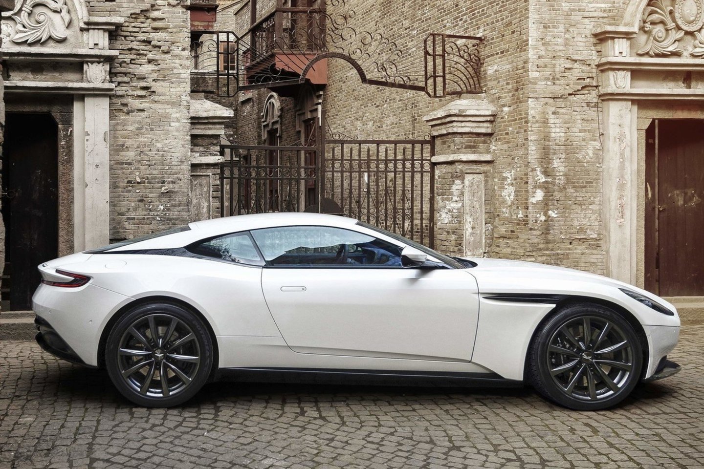 „Aston Martin“ žengia į akcijų biržą.<br>Gamintojo nuotr.